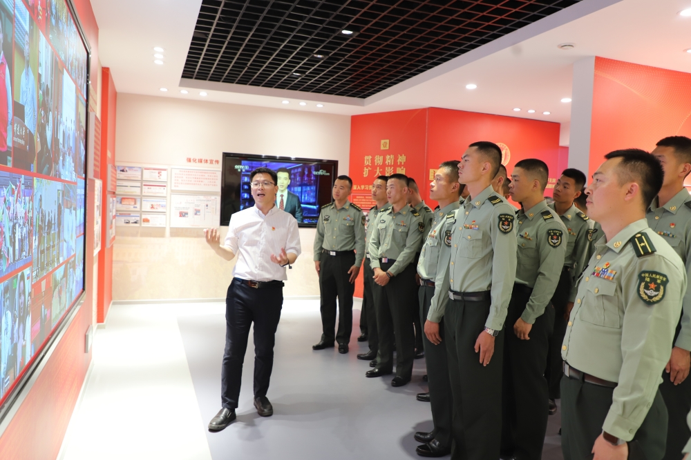 1716859394154861.jpg 在学校-参观展室_副本.jpg